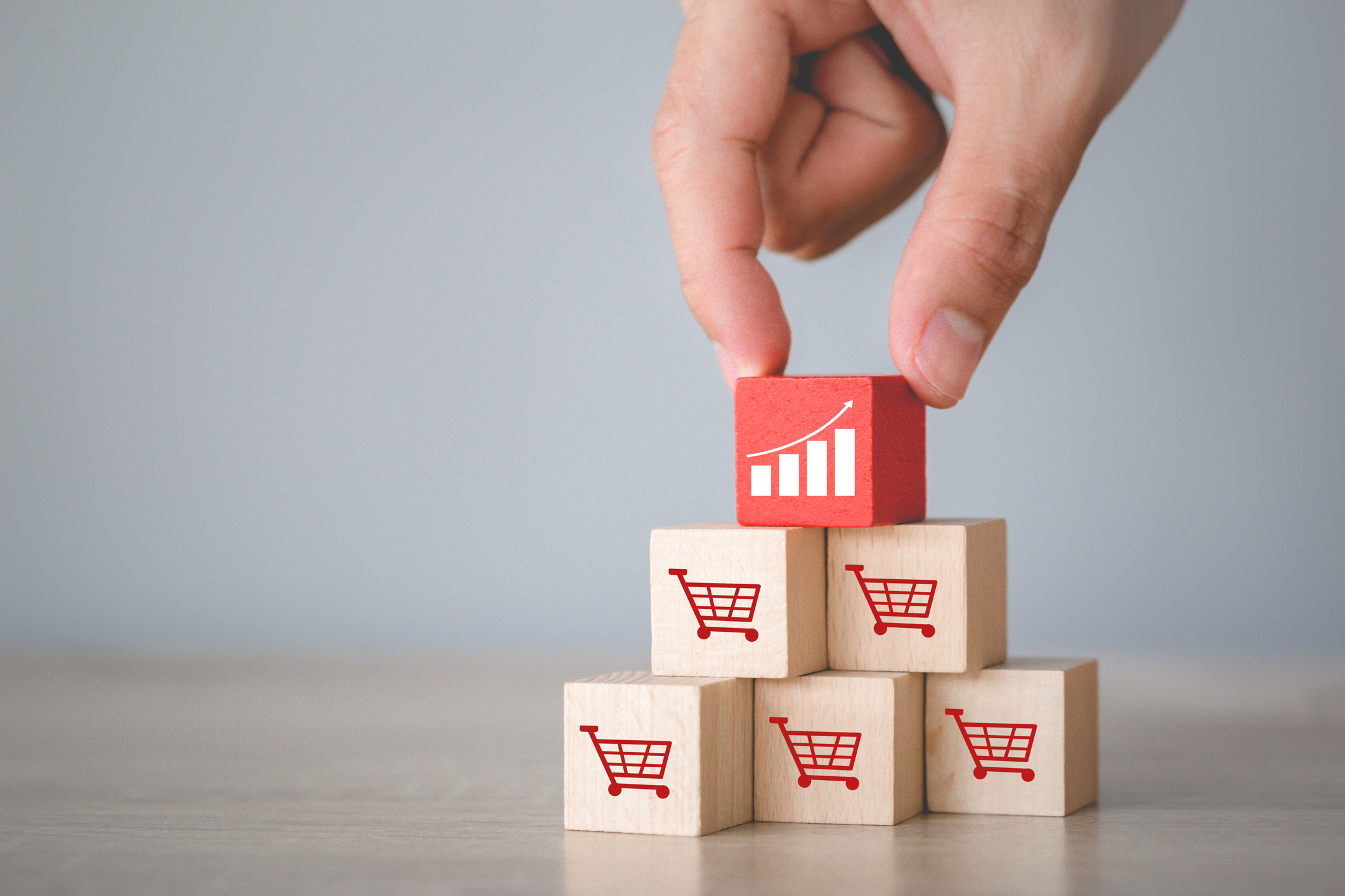 Hand arranging wood block stacking with icon Graph and shopping cart symbol upward direction, Checkliste „Must-Have Features VMI“