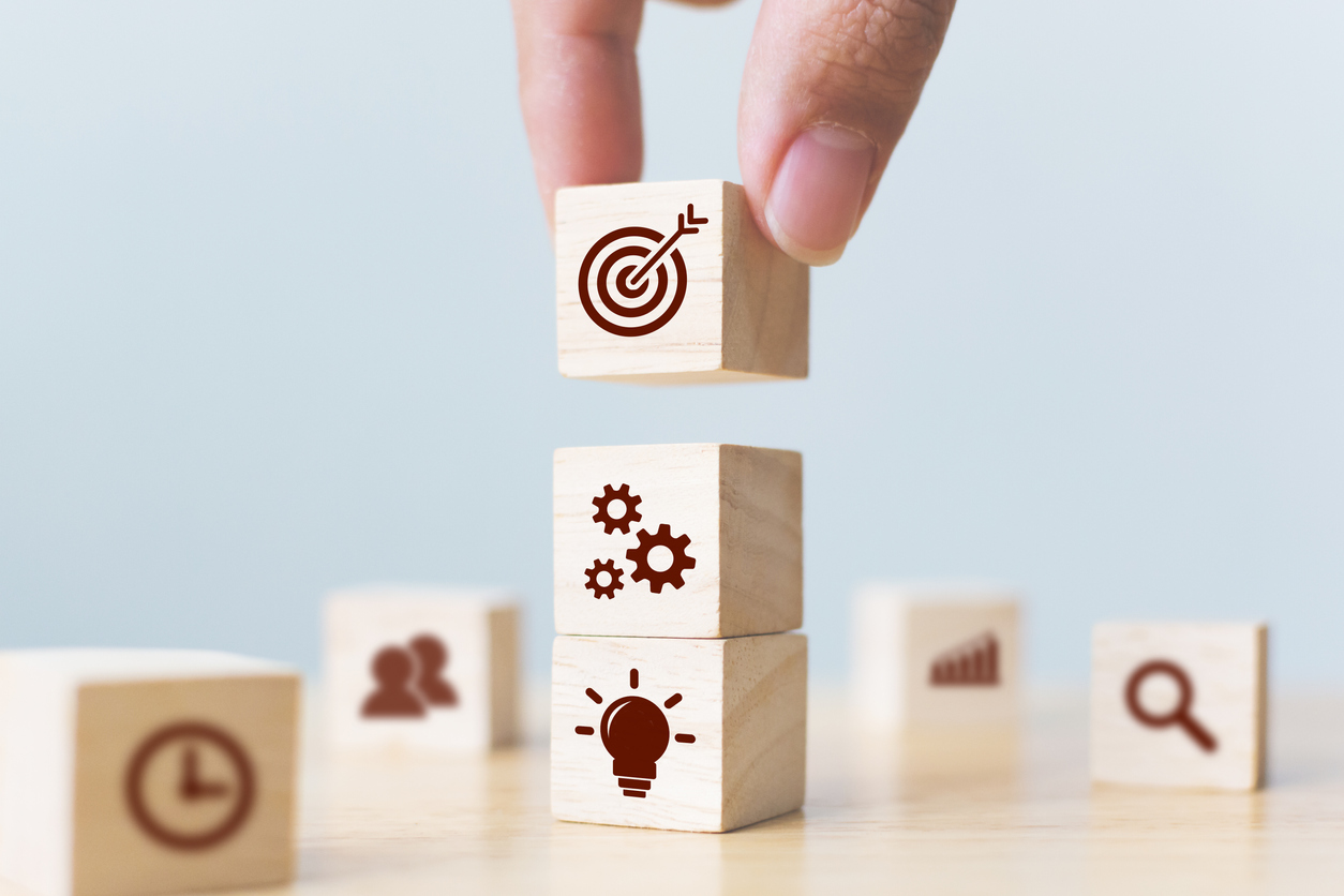 Concept of business strategy and action plan. Businessman hand putting wood cube block on top with icon Gestion des catégories : Surmonter les obstacles à votre génération de valeur
