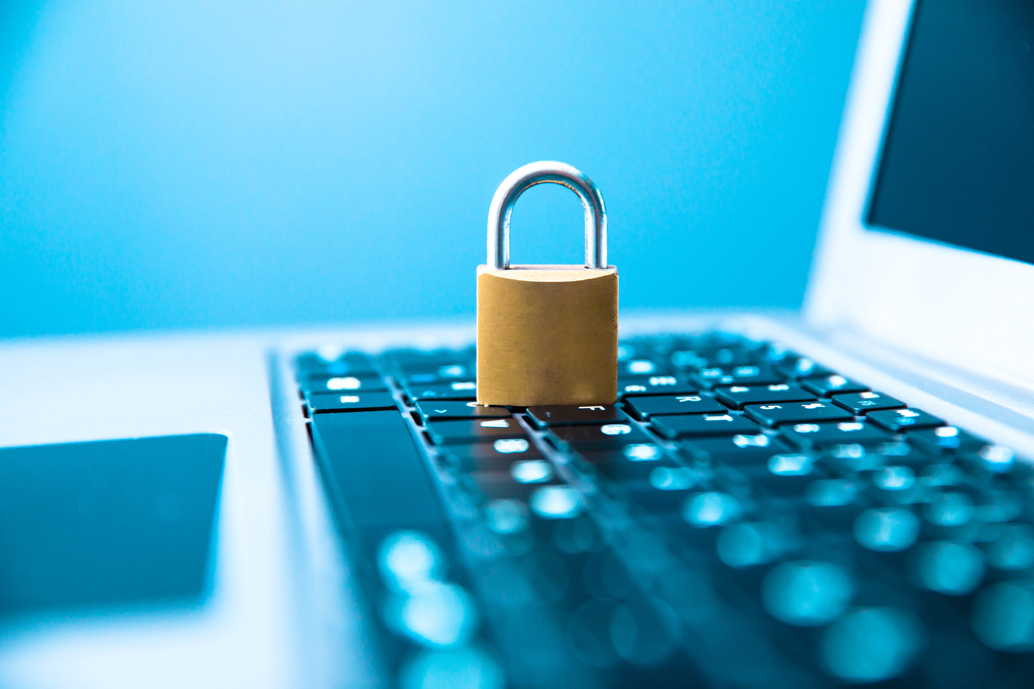 lock on computer keyboard 7 Wege zum Umgang mit Risiken in der Lieferkette